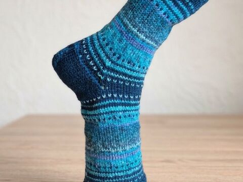 Strickanleitung Nebulasocks – Zweifarbige Socken von Gr. 22/23 bis 48/49