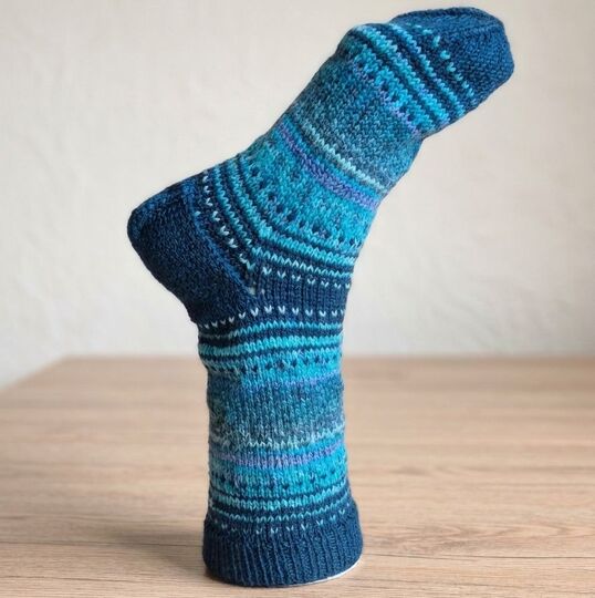Strickanleitung Nebulasocks – Zweifarbige Socken von Gr. 22/23 bis 48/49