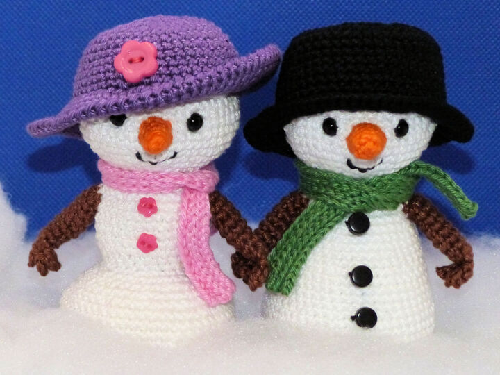 Crochet pattern for snowwoman and snowman for left- and right-handers