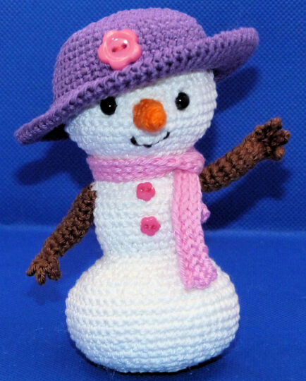 Crochet pattern for snowwoman and snowman for left- and right-handers