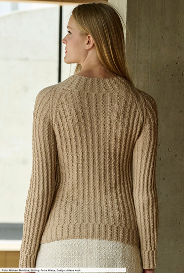Nahtloser Pulli im Zopfmuster