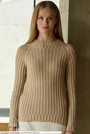 Nahtloser Pulli im Zopfmuster
