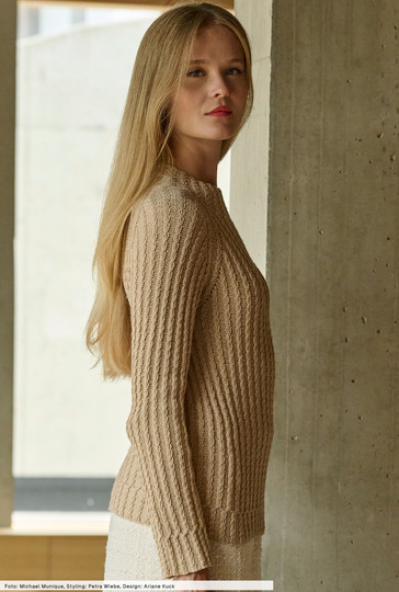 Nahtloser Pulli im Zopfmuster