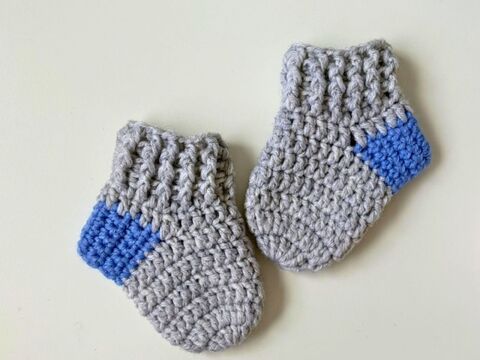 Crochet Baby Socks Pattern, Ribbed Newborn Booties PDF, 3 Sizes with Video
