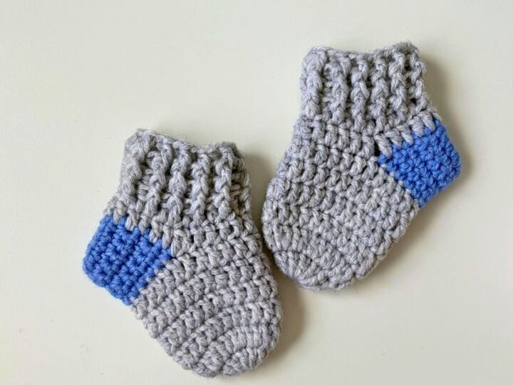 Crochet Baby Socks Pattern, Ribbed Newborn Booties PDF, 3 Sizes with Video