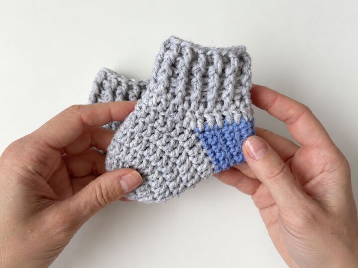 Crochet Baby Socks Pattern, Ribbed Newborn Booties PDF, 3 Sizes with Video