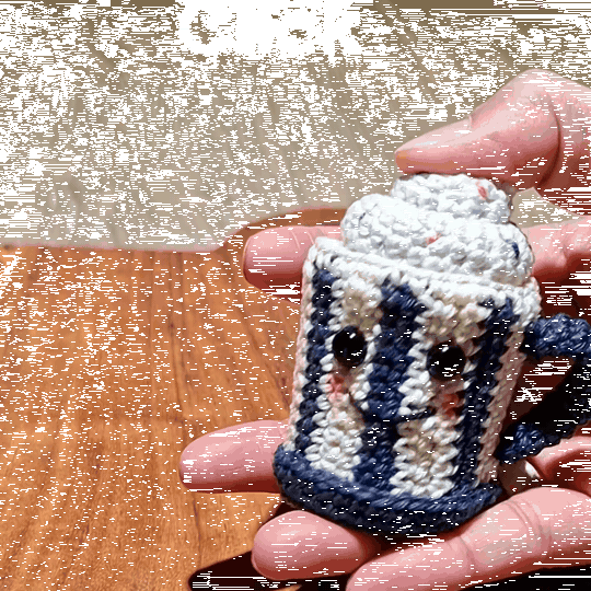 Crochet a Cocoa Mug – fidget toy with a real push button (EN & DE)