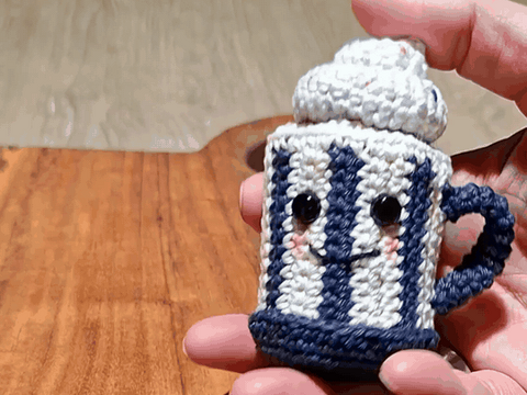 Kakaotasse häkeln – Fidget-Spielzeug mit echtem Druckknopf (DE & EN)