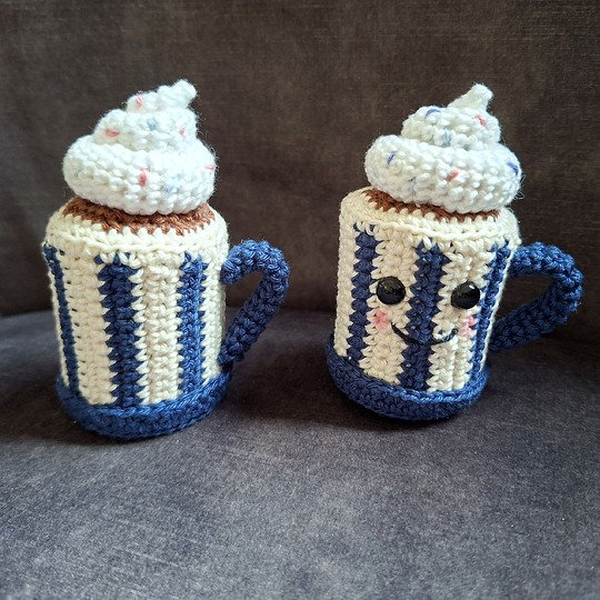 Crochet a Cocoa Mug – fidget toy with a real push button (EN & DE)