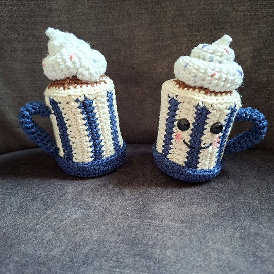 Crochet a Cocoa Mug – fidget toy with a real push button (EN & DE)