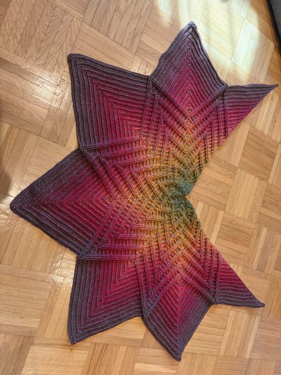 „Kaleidostar“ Schultertuch – Häkelanleitung für ein Tuch in Sternenform