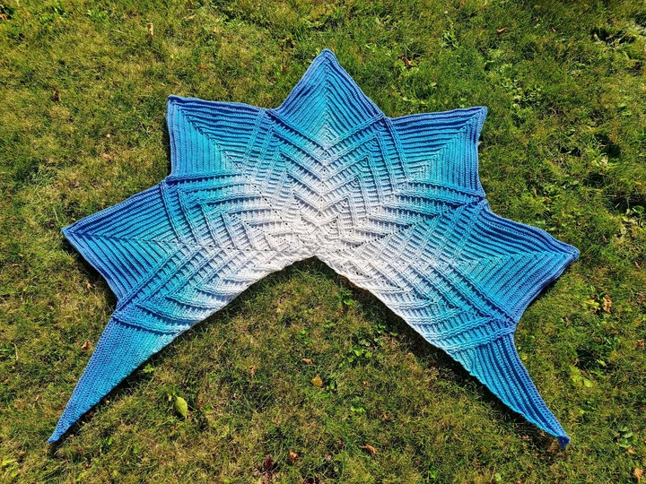 „Kaleidostar“ Schultertuch – Häkelanleitung für ein Tuch in Sternenform