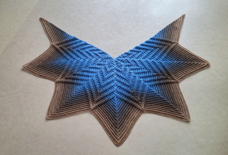 „Kaleidostar“ Schultertuch – Häkelanleitung für ein Tuch in Sternenform