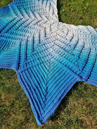 „Kaleidostar“ Schultertuch – Häkelanleitung für ein Tuch in Sternenform