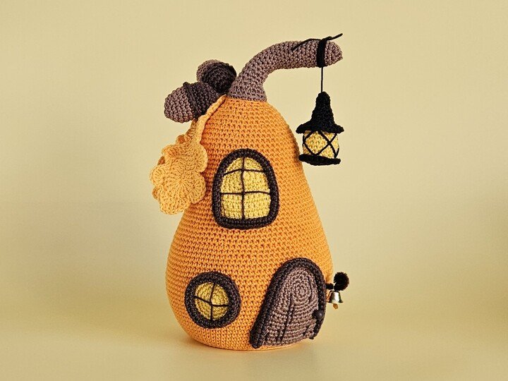 Kürbishaus häkeln – Häkelanleitung für Herbstdeko & Amigurumi