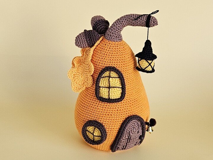 Kürbishaus häkeln – Häkelanleitung für Herbstdeko & Amigurumi