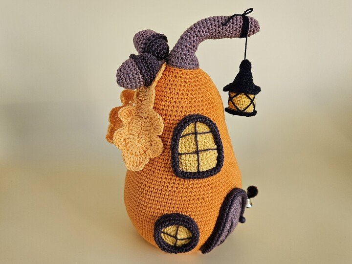 Kürbishaus häkeln – Häkelanleitung für Herbstdeko & Amigurumi