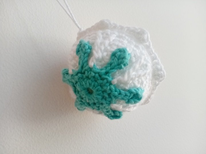 Weihnachtskugel Eiskristall Häkelanleitung für besonderen Christbaumschmuck