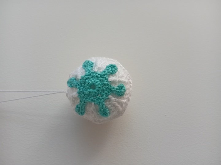 Weihnachtskugel Eiskristall Häkelanleitung für besonderen Christbaumschmuck