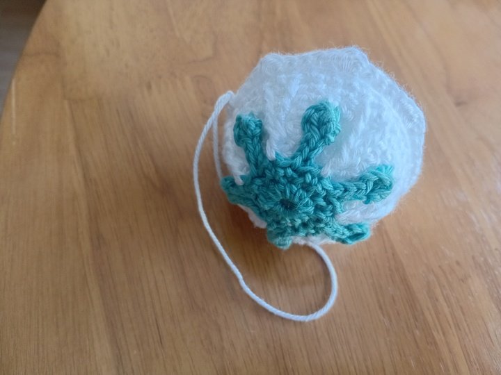 Weihnachtskugel Eiskristall Häkelanleitung für besonderen Christbaumschmuck