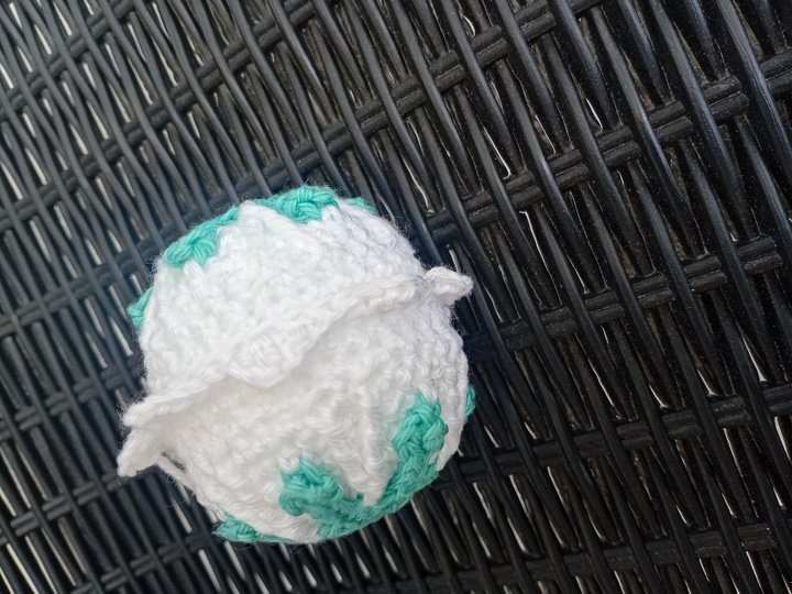 Weihnachtskugel Eiskristall Häkelanleitung für besonderen Christbaumschmuck