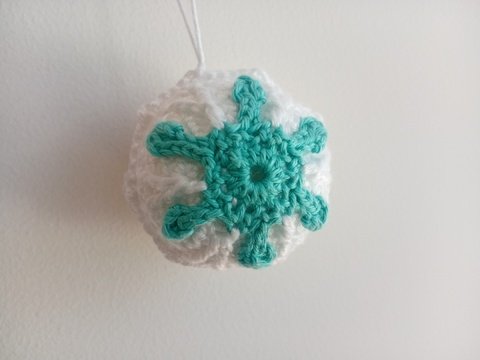 Weihnachtskugel Eiskristall Häkelanleitung für besonderen Christbaumschmuck