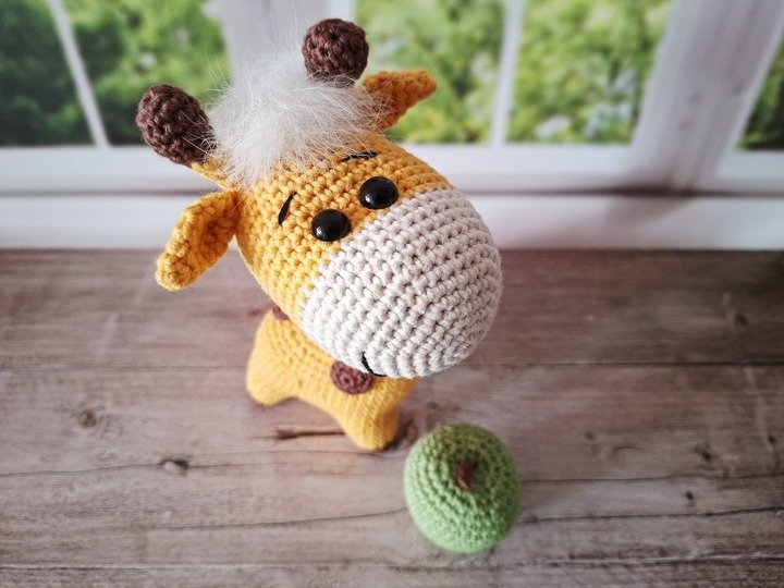 Giraffe with Apple Crochet Pattern