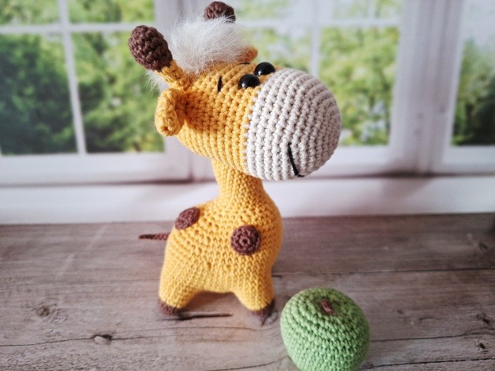 Giraffe with Apple Crochet Pattern