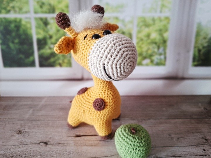 Giraffe with Apple Crochet Pattern
