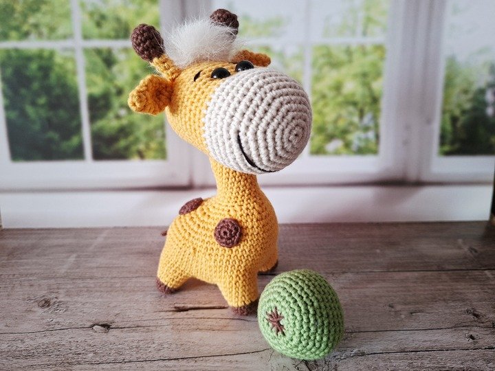 Häkelanleitung für Giraffe mit Apfel
