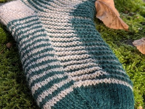 Hidden Stripes Socks - Socken im einfachen Schattenstrickmuster