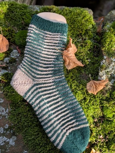 Hidden Stripes Socks - Socken im einfachen Schattenstrickmuster