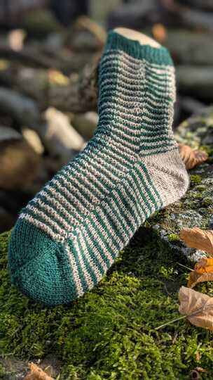 Hidden Stripes Socks - Socken im einfachen Schattenstrickmuster