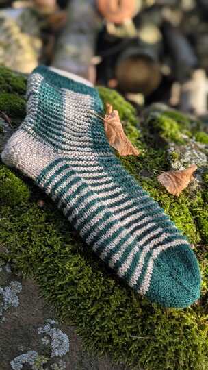 Hidden Stripes Socks - Socken im einfachen Schattenstrickmuster
