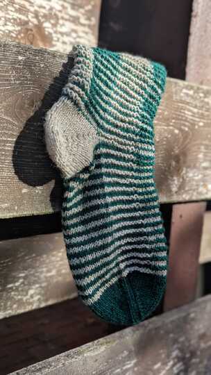 Hidden Stripes Socks - Socken im einfachen Schattenstrickmuster