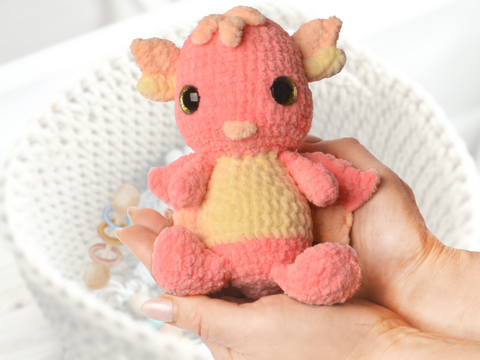 Häkelanleitung Plüschdrache – einfacher Amigurumi Drache.