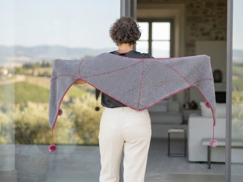 Dopamin Tuch – Hexagon-Strickanleitung mit lettischem Zopf & Pompoms
