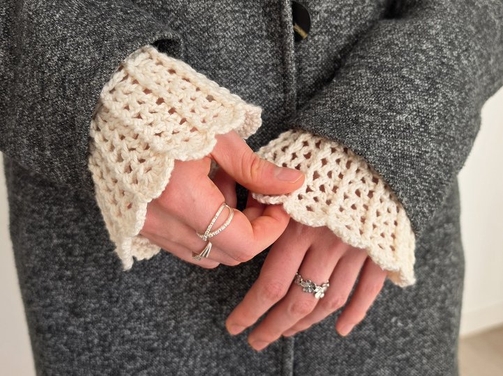 Handstulpen "Fleur" – mit Reliefmuster und Bogenkante