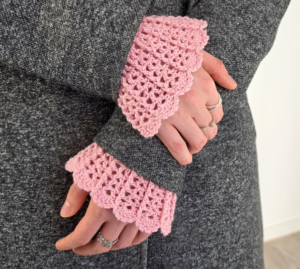 Handstulpen "Fleur" – mit Reliefmuster und Bogenkante