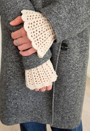 Handstulpen "Fleur" – mit Reliefmuster und Bogenkante