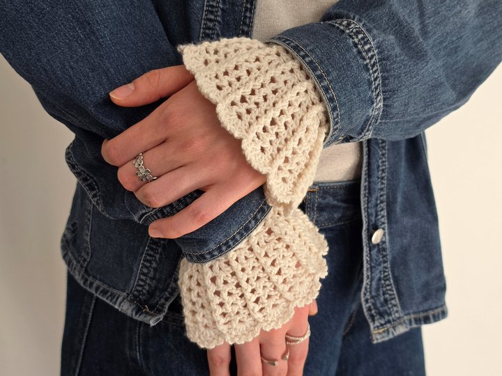 Handstulpen "Fleur" – mit Reliefmuster und Bogenkante
