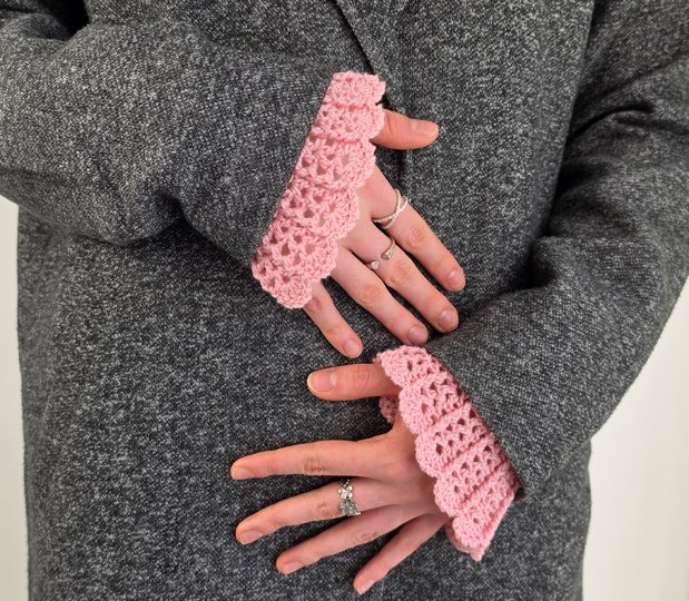 Handstulpen "Fleur" – mit Reliefmuster und Bogenkante