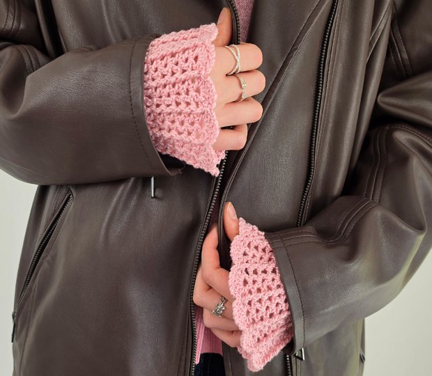 Handstulpen "Fleur" – mit Reliefmuster und Bogenkante