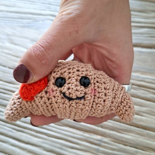 Croissant häkeln – Fidget-Spielzeug mit echtem Druckknopf (DE & EN)
