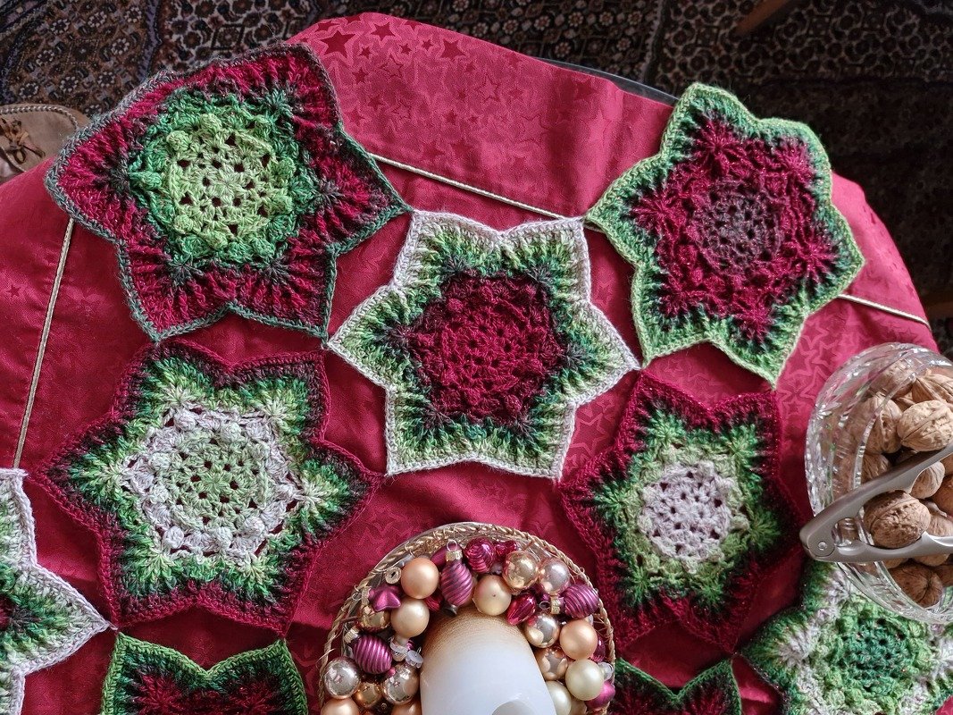 Christmas Tree Skirt "Hexie Stars" – Crochet Pattern for Tree Skirt & Table - Image 8