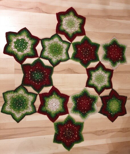 Christbaumdecke „Hexie Stars“ – Häkelanleitung für Baumdecke & Tischdecke