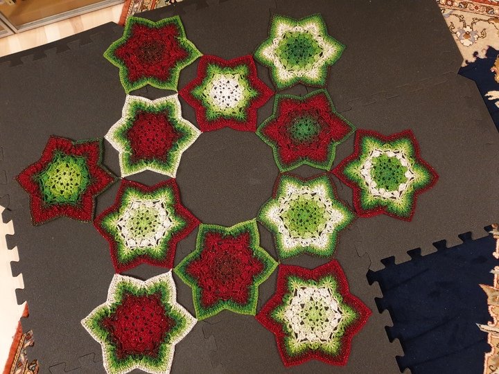 Christbaumdecke „Hexie Stars“ – Häkelanleitung für Baumdecke & Tischdecke