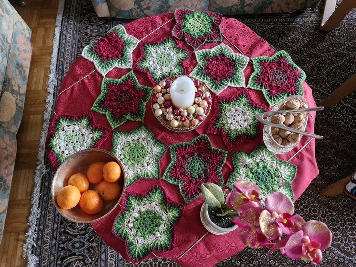 Christbaumdecke „Hexie Stars“ – Häkelanleitung für Baumdecke & Tischdecke