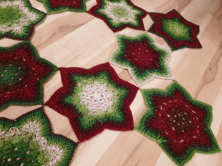 Christmas Tree Skirt "Hexie Stars" – Crochet Pattern for Tree Skirt & Table