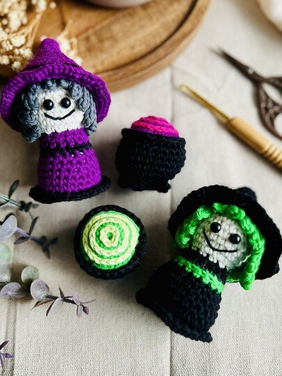 Amigurumi Hexe mit Hexenkessel – Häkelanleitung für das ganze Jahr